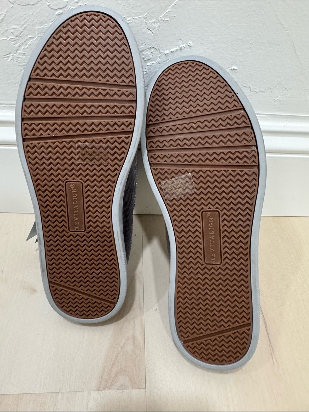 NWT Revitalign Santa Clara Betta Gray Shoe Orthotic Velvet Sneaker Women's 7 - Picture 13 of 13